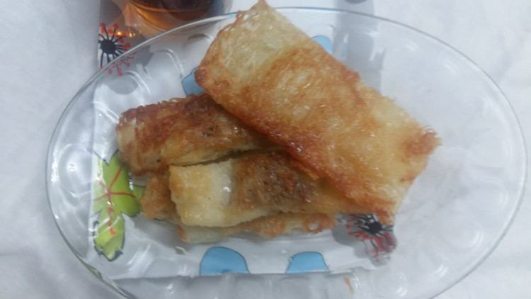 رشته خشکار یکی از دسرهای سنتی و خوشمزه گیلانی است که در بسیاری از مراسمهای خاص و جشنها در گیلان تهیه میشود.