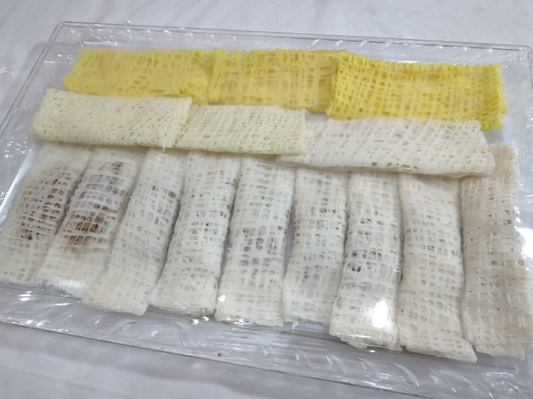 رشته خشکار یکی از دسرهای سنتی و خوشمزه گیلانی است که در بسیاری از مراسمهای خاص و جشنها در گیلان تهیه میشود.