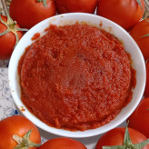 رب گوجهفرنگی خانگی شمال از فروشگاه سبزه میدون، با استفاده از تازهترین گوجهفرنگیهای طبیعی و بدون مواد نگهدارنده تولید میشود