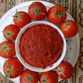 رب گوجهفرنگی خانگی شمال از فروشگاه سبزه میدون، با استفاده از تازهترین گوجهفرنگیهای طبیعی و بدون مواد نگهدارنده تولید میشود