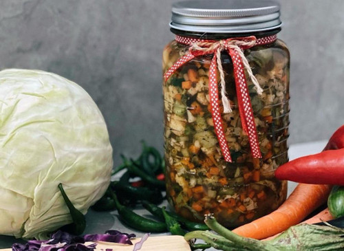 ترشی محلی گیلان: طعمی اصیل و بینظیر ترشی یکی از لذیذترین و قدیمیترین خوراکیهای سنتی است