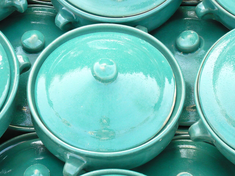 گمج یک ظرف سفالی خاص و سنتی است که در نواحی شمالی ایران، بهویژه گیلان، استفاده میشود