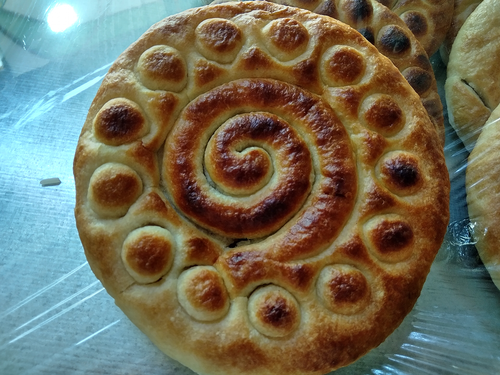 کلوچه فومن: دلچسبترین شیرینی شمالی معرفی کلوچه فومن کلوچه فومن یکی از معروفترین و خوشمزهترین شیرینیهای سنتی ایرانی است